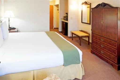 фото отеля Holiday Inn Express Hotel & Suites Boston-Marlboro