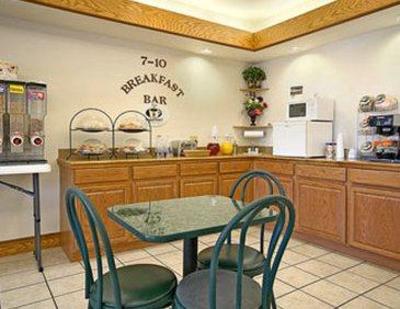 фото отеля Super 8 Hampshire