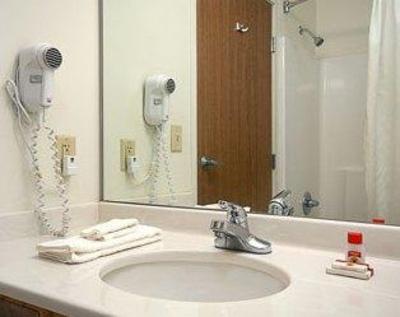 фото отеля Super 8 Hampshire