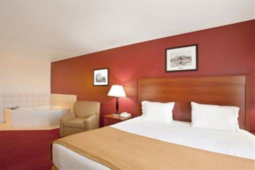 фото отеля Holiday Inn Express Watertown