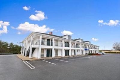 фото отеля Baymont Inn & Suites Forest City