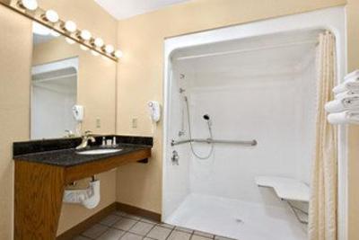 фото отеля Baymont Inn & Suites Forest City