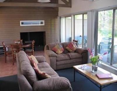 фото отеля Waterfront Retreat at Wattle Point