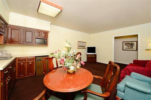 фото отеля BEST WESTERN PLUS Spring Hill Inn & Suites
