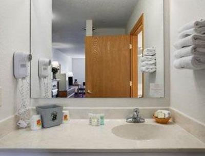 фото отеля Super 8 Motel - St. James