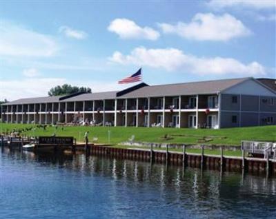 фото отеля Fleetwood Inn Suites