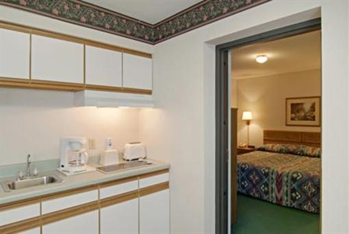фото отеля Americas Best Value Inn - Tahquamenon Country