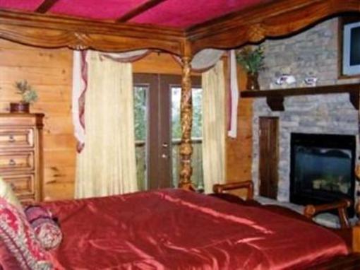 фото отеля Mountain Shadows Log Home Resort