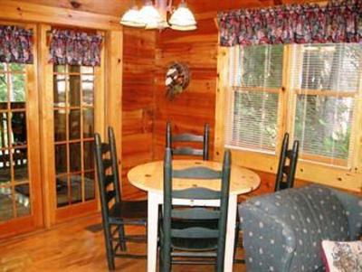 фото отеля Mountain Shadows Log Home Resort