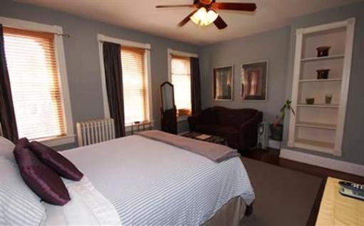 фото отеля Bed and Breakfast on U. Street