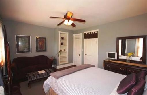 фото отеля Bed and Breakfast on U. Street