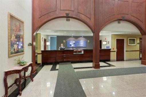 фото отеля Holiday Inn Express Lordstown Newton Falls Warren