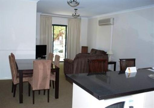 фото отеля Regal Apartments Perth