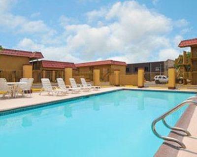фото отеля Travelodge Hotel Alamo Riverwalk San Antonio
