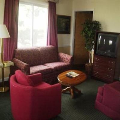 фото отеля Red Carpet Inn & Suites New London