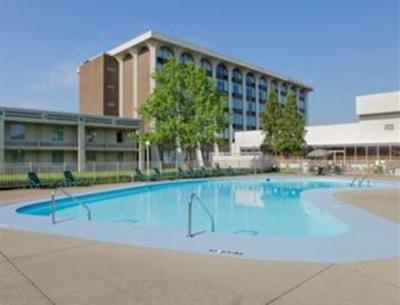 фото отеля Ramada Elyria