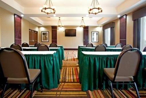 фото отеля Holiday Inn Express Hotel & Suites Beeville