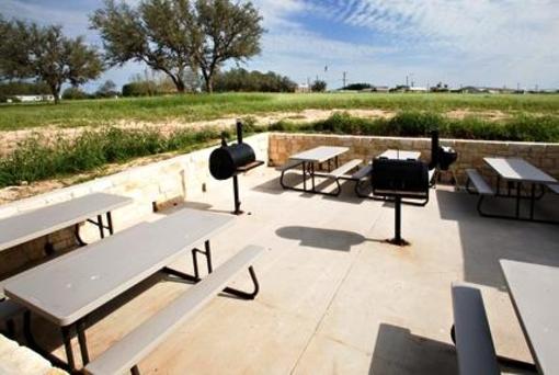 фото отеля Holiday Inn Express Hotel & Suites Beeville