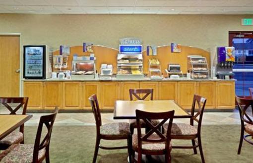 фото отеля Holiday Inn Express Hotel & Suites Cheney - University Area