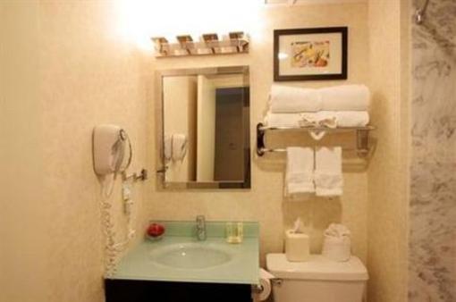 фото отеля Ramada Plaza Long Island MacArthur Airport Hotel