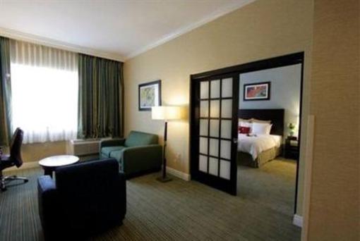 фото отеля Ramada Plaza Long Island MacArthur Airport Hotel