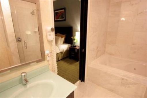 фото отеля Ramada Plaza Long Island MacArthur Airport Hotel