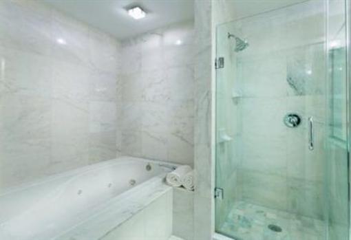 фото отеля Ramada Plaza Long Island MacArthur Airport Hotel