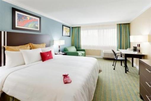 фото отеля Ramada Plaza Long Island MacArthur Airport Hotel