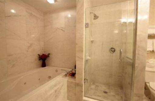 фото отеля Ramada Plaza Long Island MacArthur Airport Hotel