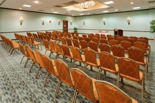фото отеля Ramada Plaza Long Island MacArthur Airport Hotel