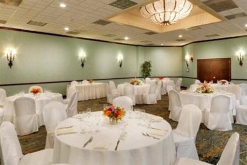 фото отеля Ramada Plaza Long Island MacArthur Airport Hotel