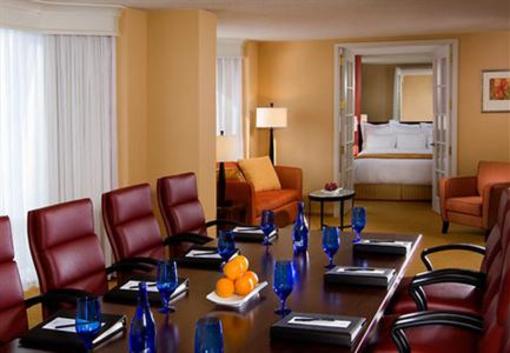 фото отеля Chicago Marriott Suites Downers Grove