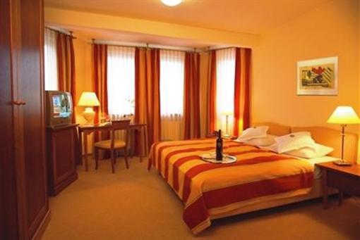 фото отеля Hotel Adler Ruesselsheim