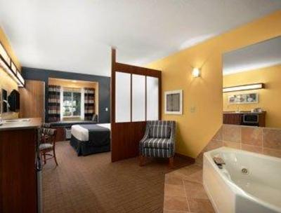 фото отеля Microtel Inn And Suites Chili Rochester Airport
