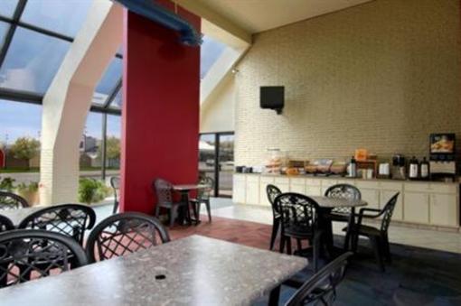 фото отеля Red Roof Inn & Suites Cleveland - Elyria