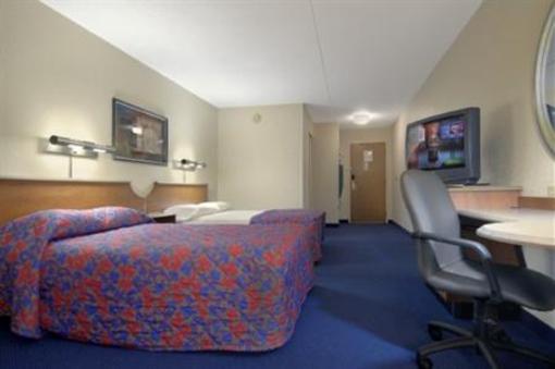фото отеля Red Roof Inn & Suites Cleveland - Elyria