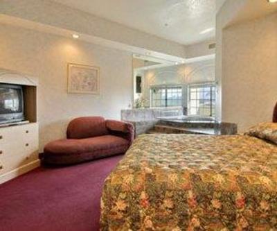 фото отеля Ramada Inn & Suites