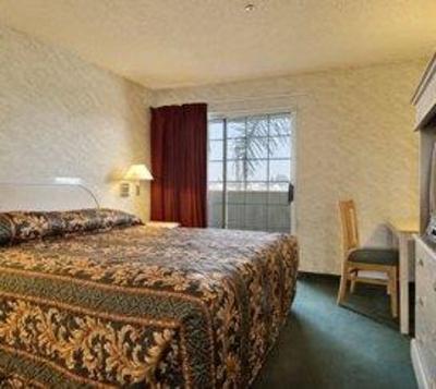 фото отеля Ramada Inn & Suites