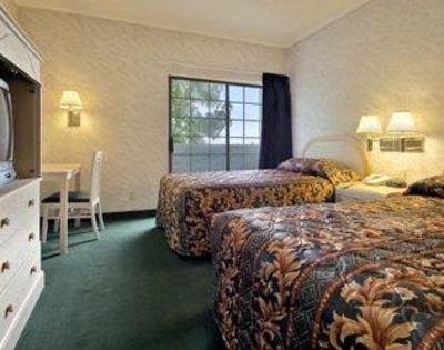фото отеля Ramada Inn & Suites