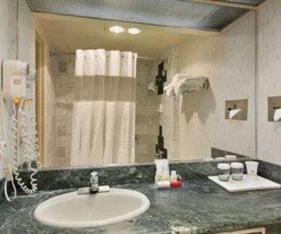 фото отеля Ramada Inn & Suites