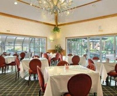 фото отеля Ramada Inn & Suites