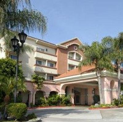 фото отеля Ramada Inn & Suites