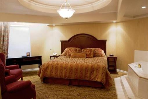 фото отеля Chateau Louis Hotel & Conference Centre