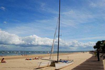 фото отеля Hotel Le Dauphin Arcachon
