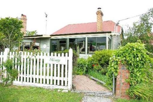 фото отеля Strahan Colonial Cottages