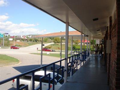 фото отеля Royal American Motor Inn Hotel