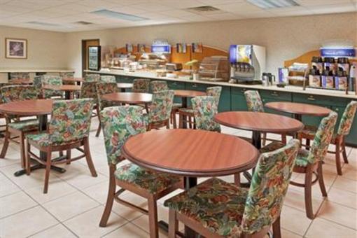фото отеля Holiday Inn Express Hotel & Suites Alliance (Ohio)