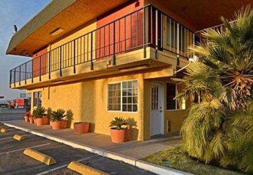 фото отеля Econo Lodge Inn & Suites Buttonwillow