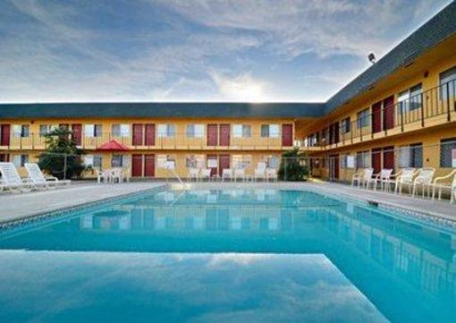 фото отеля Econo Lodge Inn & Suites Buttonwillow