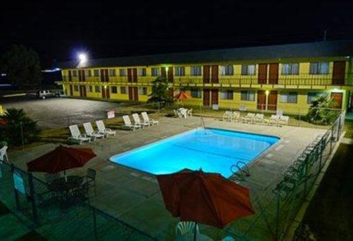 фото отеля Econo Lodge Inn & Suites Buttonwillow